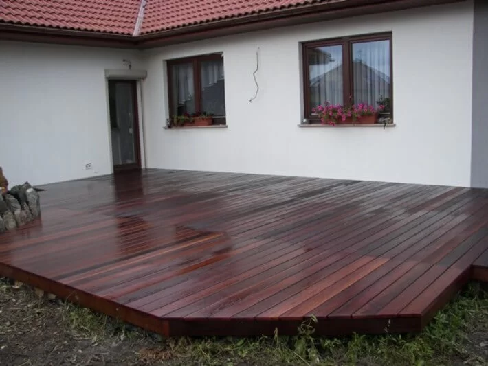 Taras drewniany przed domem