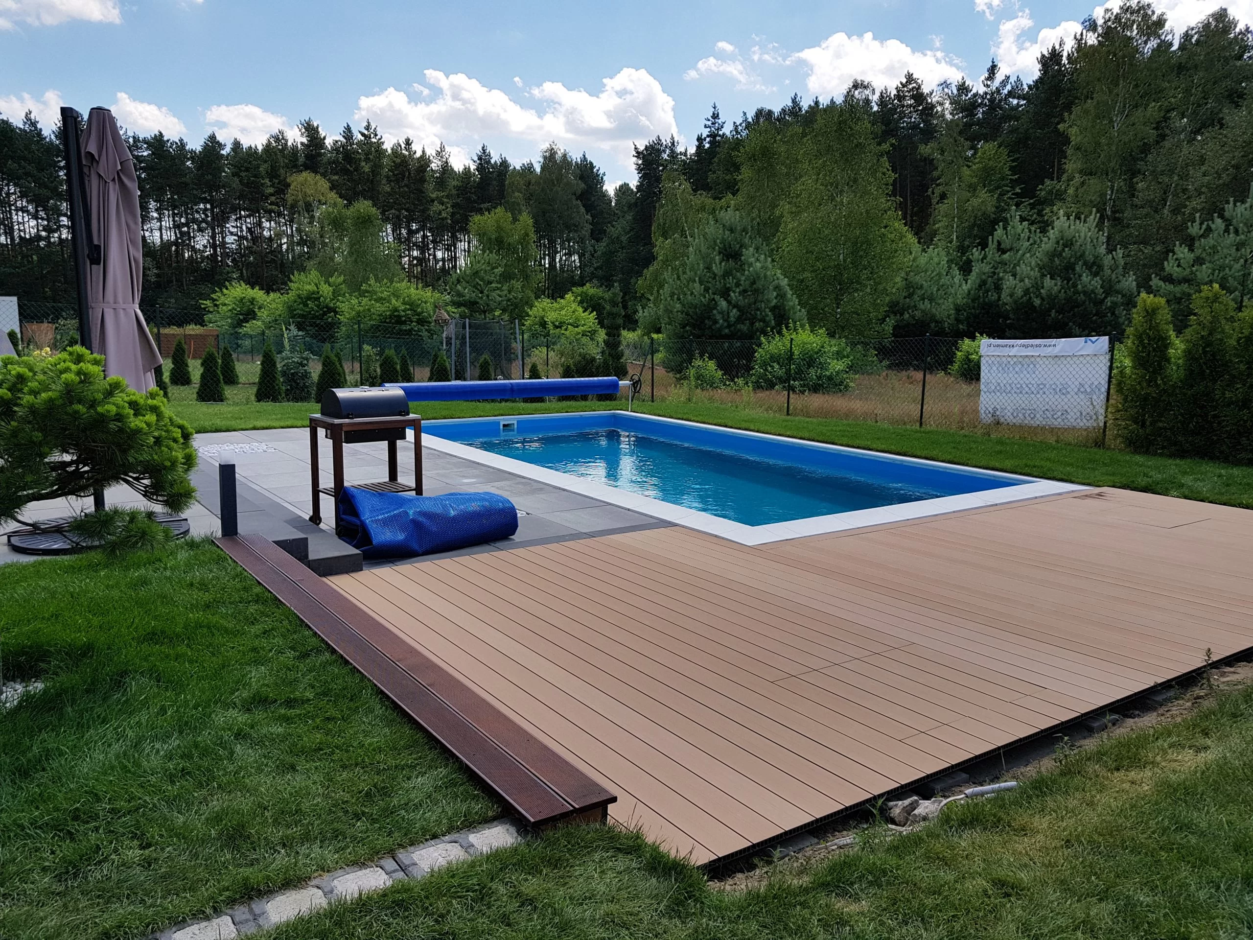 Taras drewniany pod basen