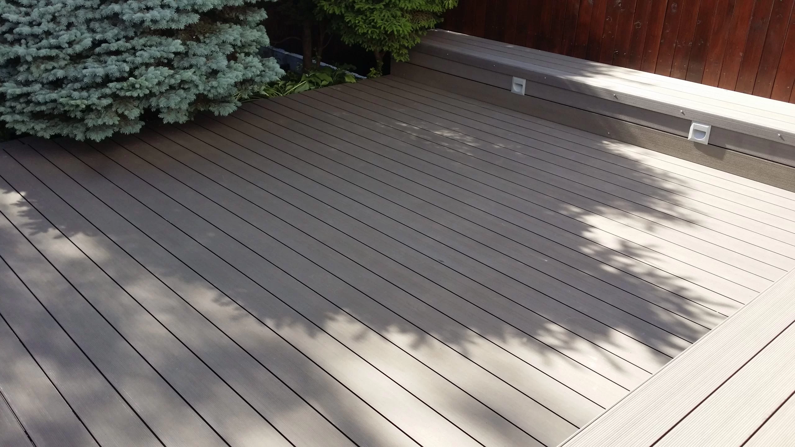 Taras z drzewa egzotycznego